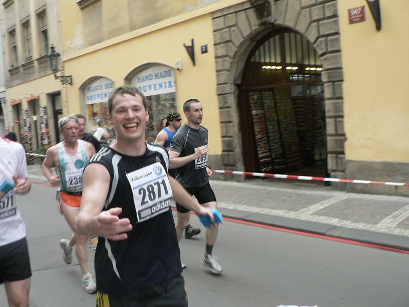 Maraton09 105.jpg - Předávám energygel v přímém přenosu.